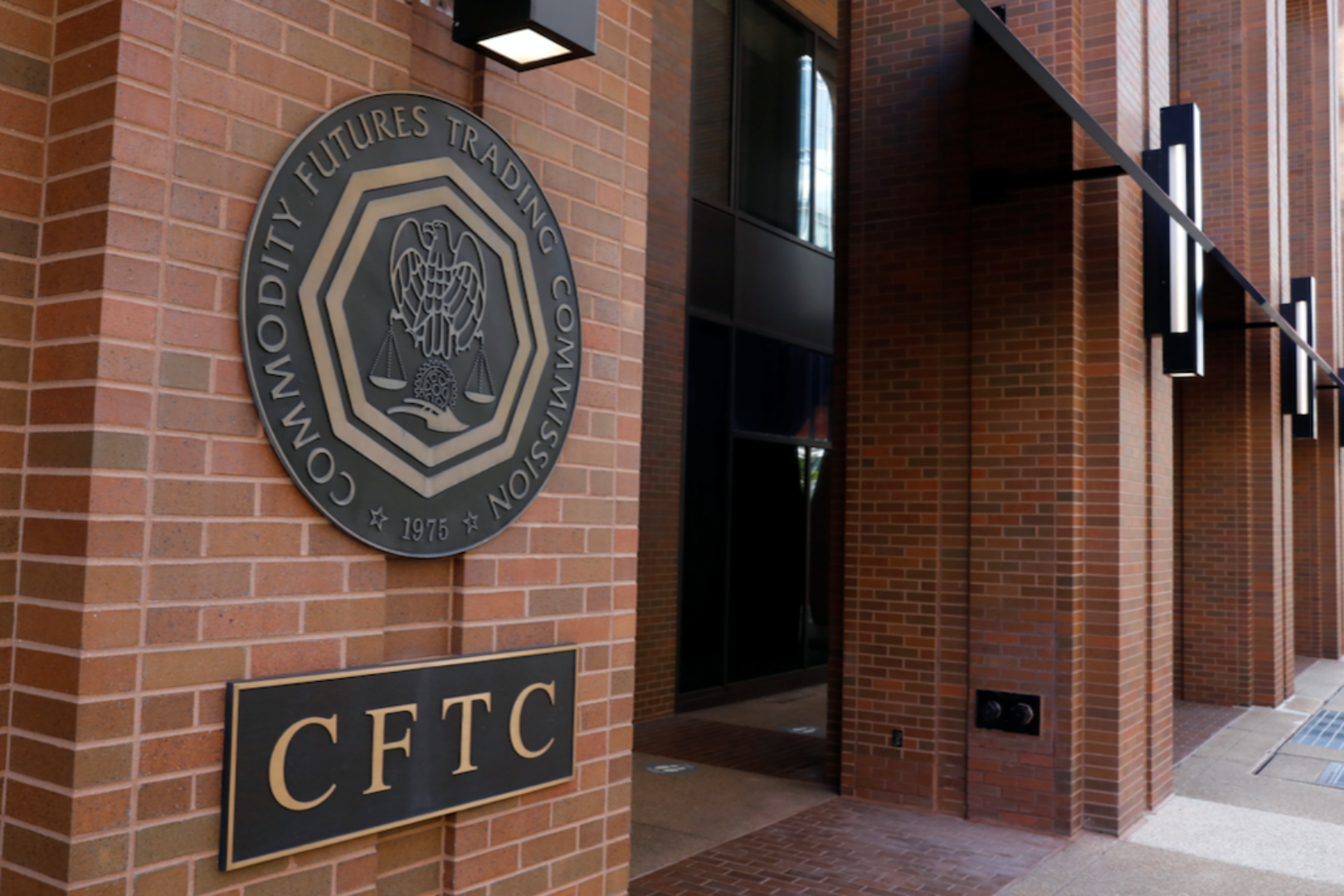 加密市场越热，CFTC越慌？动荡监管者的「控场」 难题
