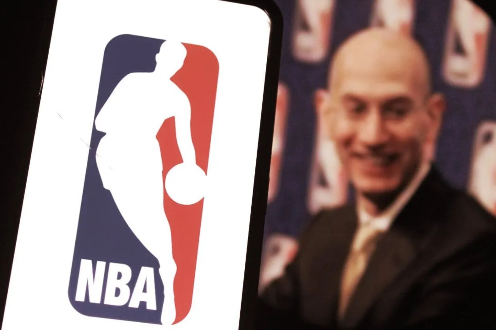 Các huấn luyện viên NBA bị phơi bày trong vụ bê bối cờ bạc bất hợp pháp, dự đoán tình trạng giao dịch nội gián trên thị trường đang tăng vọt