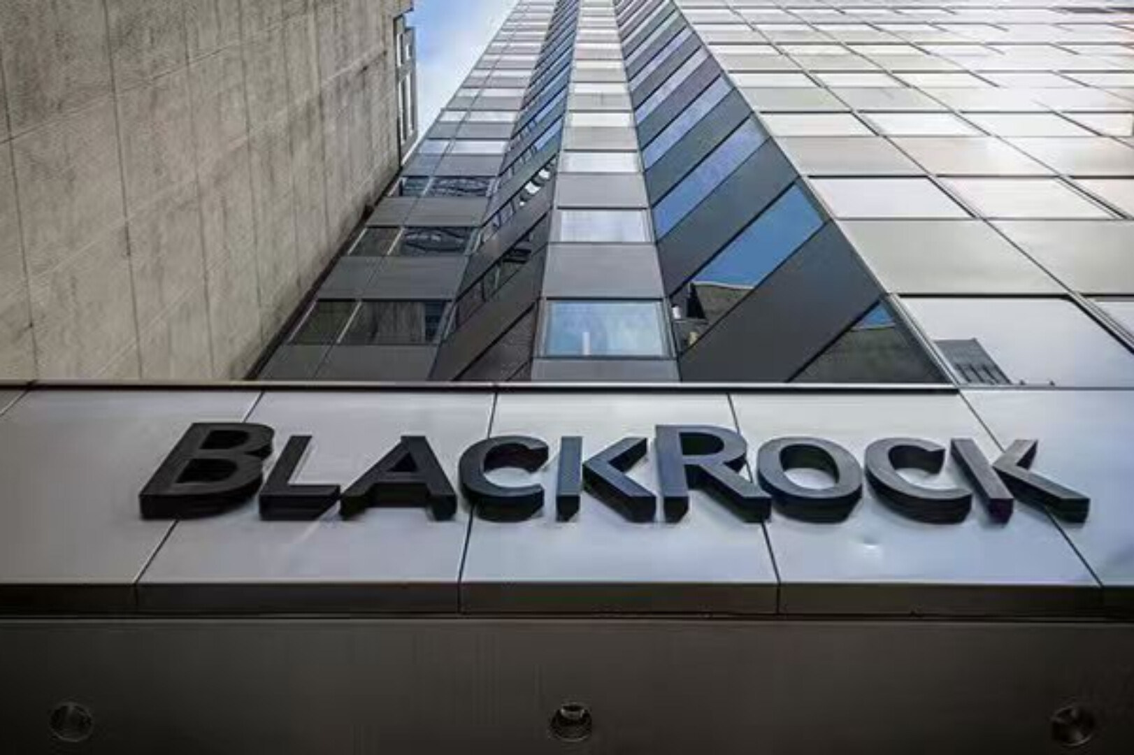 ブラックロックによるコインベースへの大規模な仮想通貨の移転は、短期的な市場売却の兆候ではない。