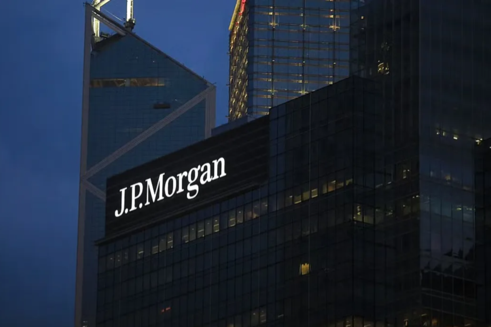 JPモルガン・チェースはウォール街の味方となり、銀を蓄え、金に投資し、ドルの信用を空売りした。