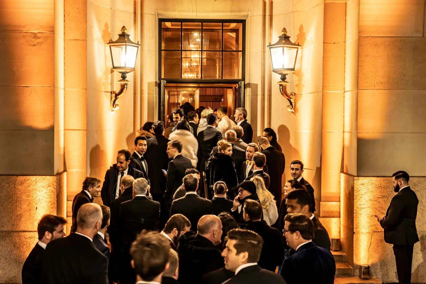 「合法」的收割？特朗普夫妇Meme币狂欢背后的利益链与丑闻