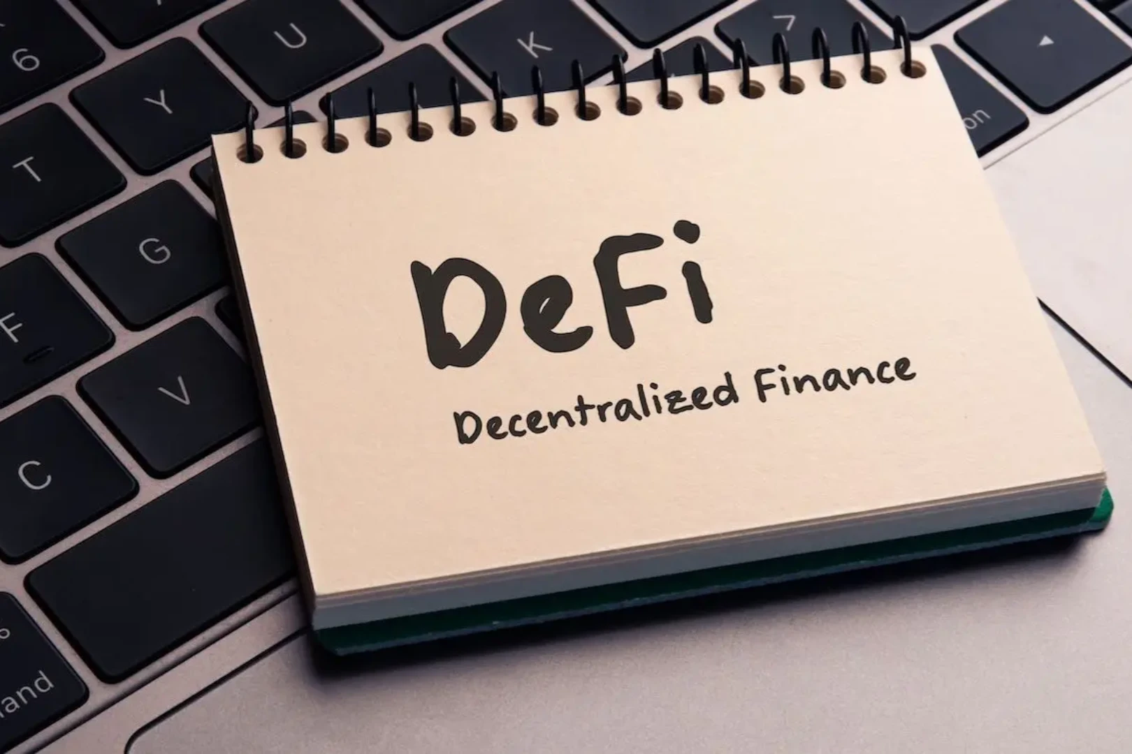 DeFi は冬を稼ぐ: 流動性は、収縮、仲裁をドアなしで活用します
