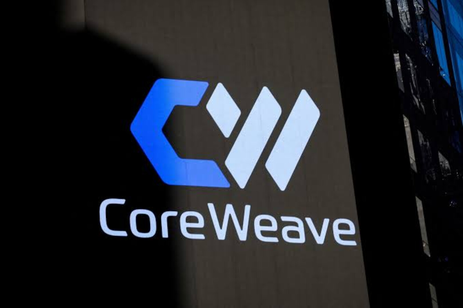CoreWeave营收翻倍后,AI云的「扩张账」开始显形