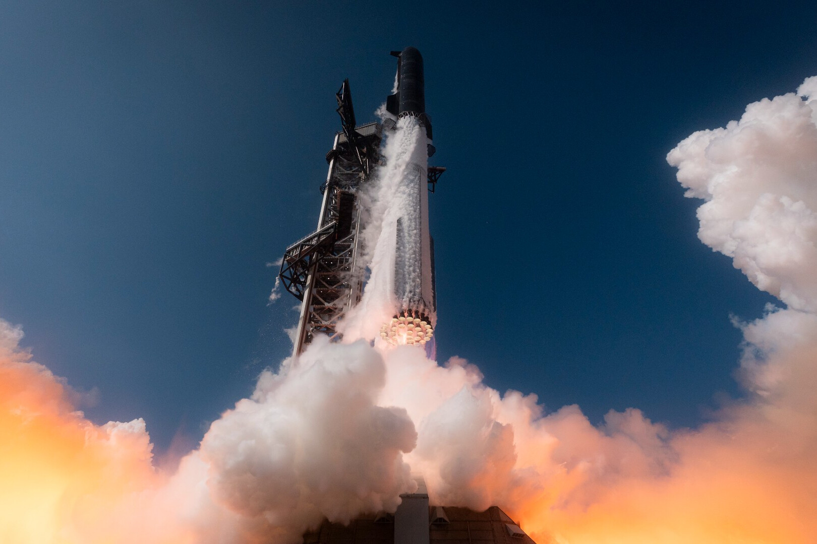 SpaceX 冲刺 10GW:AI 算力战争,正走进马斯克的「舒适区」